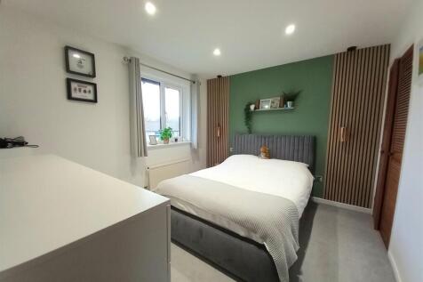 60 Oaklands Bed 1.jpg