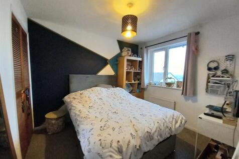 60 Oaklands Bed 2.jpg