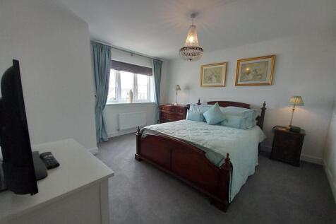 14 Cross Park Mas Bed.jpg