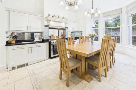 Kitchen/ Dining Room