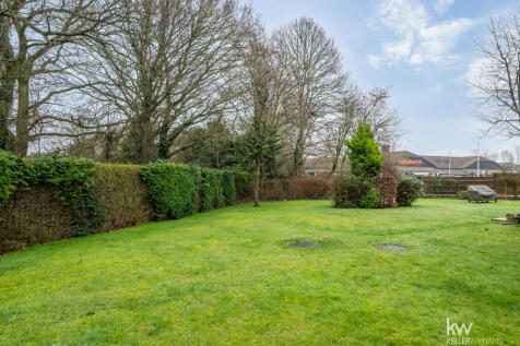 The Beautiful Garden Setting &amp; Nearby Sainsbury&#39;s 