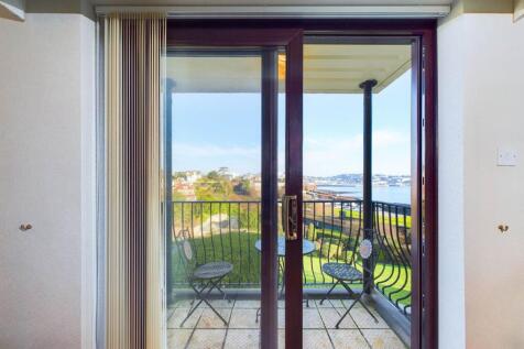 Sitting room with balcony access