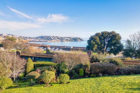 Communal gardens enjoying views of the sea