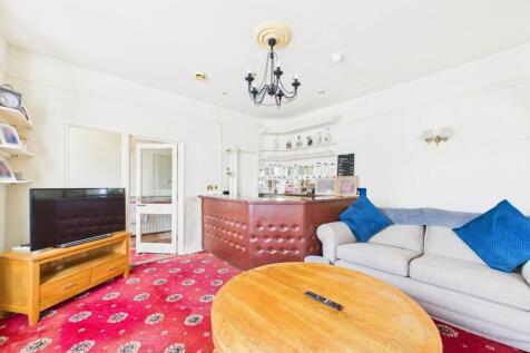 Lounge &amp; bar