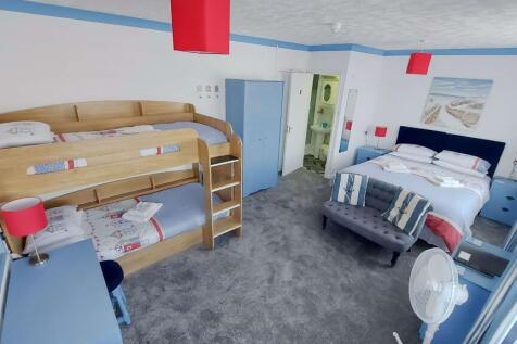 Guest bedroom with en-suite