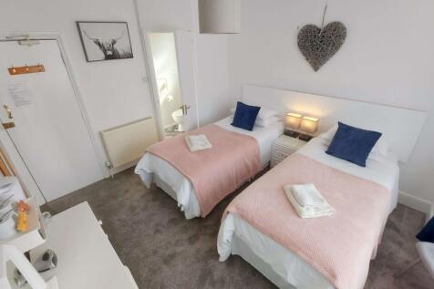Guest bedroom with en-suite