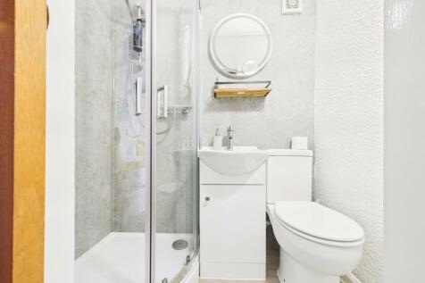 Room 2 en-suite - guest accommodation