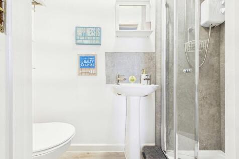 Room 8 en-suite - guest accommodation