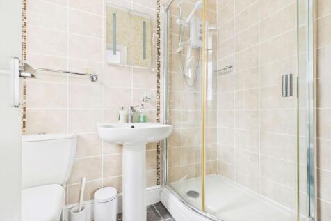 Guest room 4: modern en-suite shower room