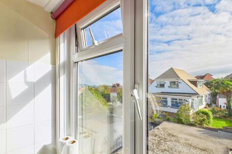 Self-contained apt: kitchen/diner with sea views
