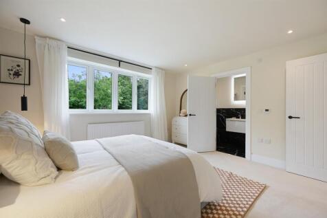 Master Bedroom (2).jpg
