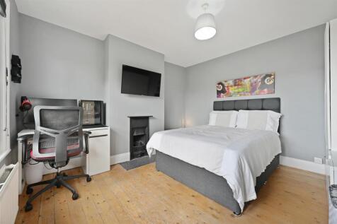 Bedroom 2 (2).jpg