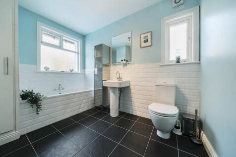 1st Flr Bathroom