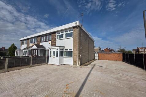 .End terrace three bedroom house