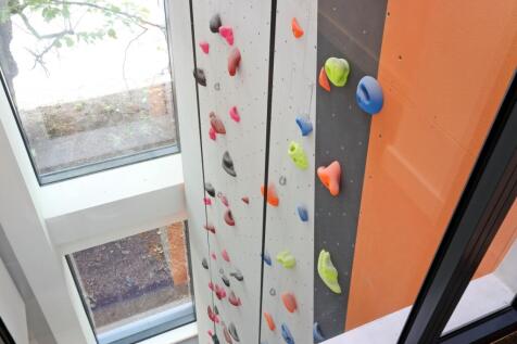 Climbing wall mid