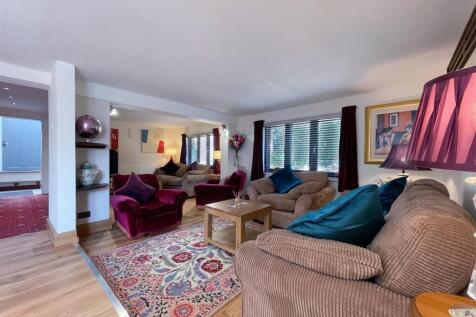 Living room 2-3.jpg