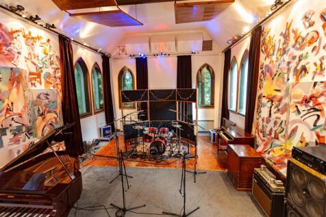 Live room&amp; kit.jpg