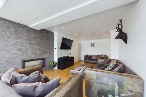 CAM01064G0-PR0399-STILL011