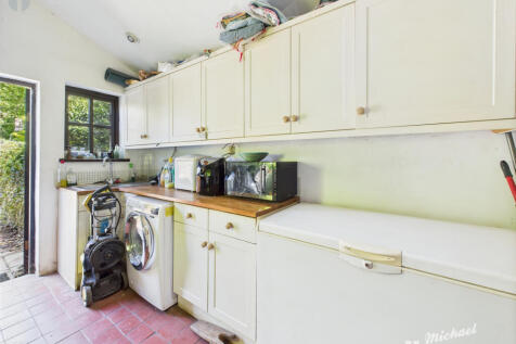 CAM03852G0-PR0259-STILL028