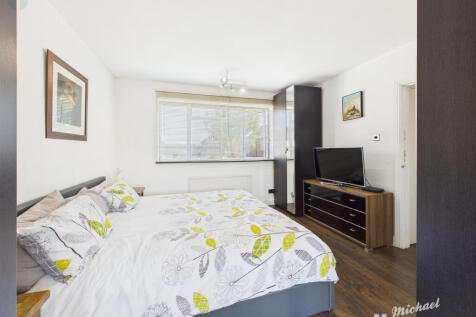 CAM03852G0-PR0260-STILL038