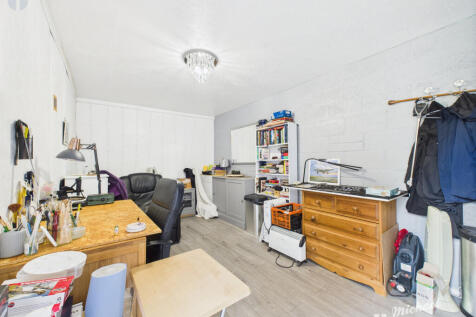 CAM03218G0-PR0655-STILL027