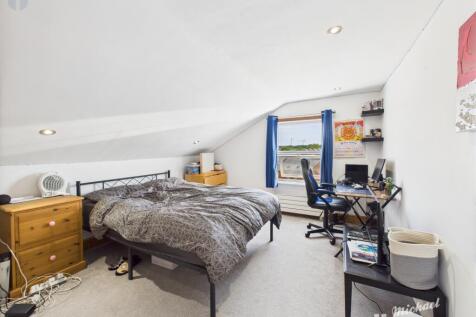 CAM03852G0-PR0326-STILL004