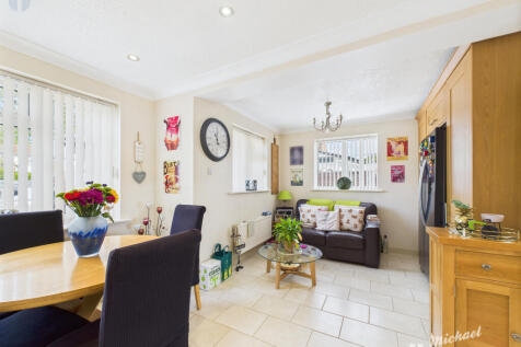 CAM03218G0-PR0690-STILL014