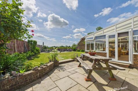 CAM03218G0-PR0690-STILL008