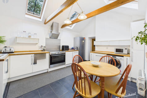 CAM03852G0-PR0439-STILL005