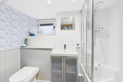 CAM03852G0-PR0439-STILL012