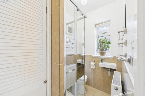 CAM03218G0-PR0815-STILL003