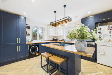 CAM03218G0-PR0828-STILL016-thumbnail-h750-70