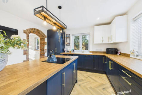 CAM03218G0-PR0828-STILL017-thumbnail-h750-70