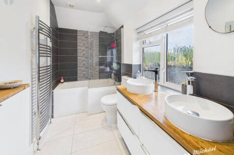 CAM03218G0-PR0828-STILL011-thumbnail-h750-70