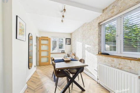 CAM03218G0-PR0828-STILL013-thumbnail-h750-70