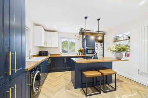 CAM03218G0-PR0828-STILL014-thumbnail-h750-70