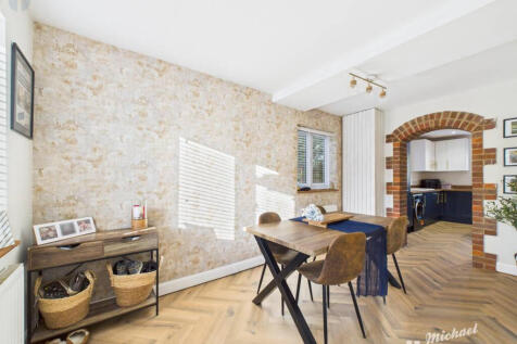 CAM03218G0-PR0828-STILL012-thumbnail-h750-70