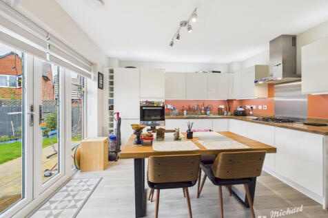 CAM03852G0-PR0493-STILL006