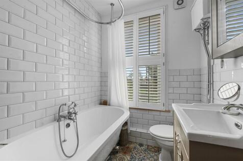Family Bathroom.JPG