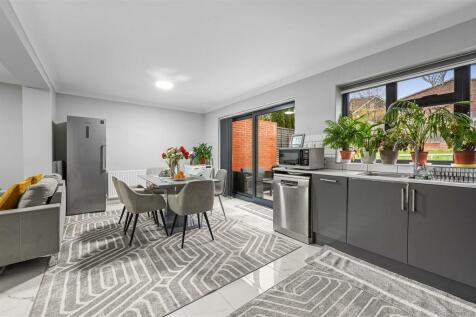 Kitchen 2.JPG
