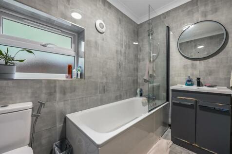 Family Bathroom 1.JPG