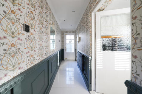 Rear/Side Hallway