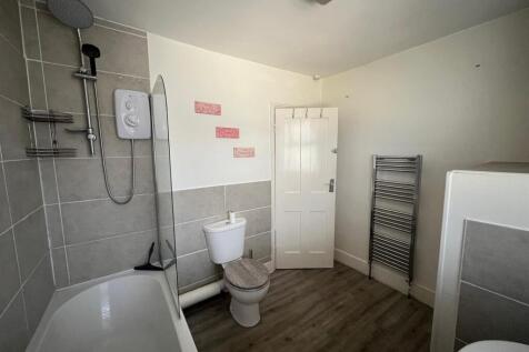 Family bathroom 2.jpg