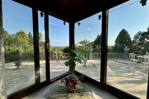 Bay window in lounge.jpeg