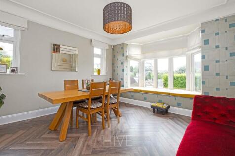 Spacious Dining room