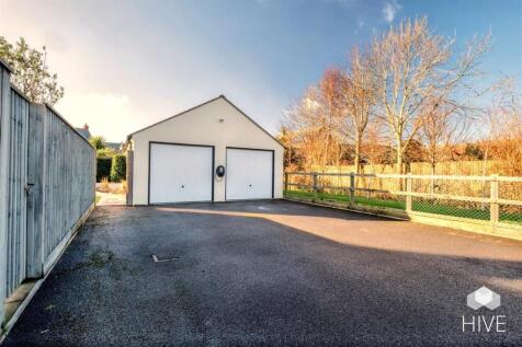 Double garage &amp; parking for 2 cars