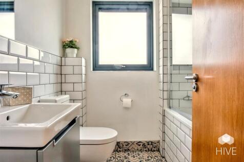 2 en-suites plus family bathroom