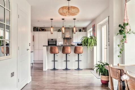 Kitchen / Dining Area