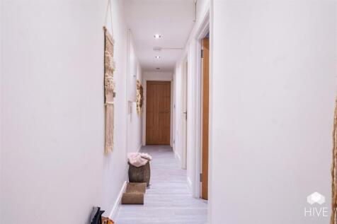 3 bedroom flat hallway