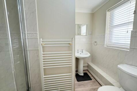 13_Ensuite.jpg